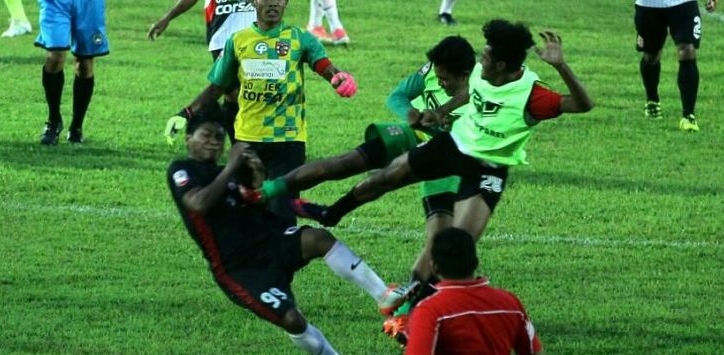 Cầu thủ Indonesia hỗn chiến kinh hoàng, đuổi đánh trọng tài