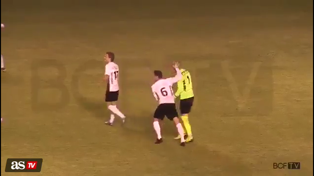 VIDEO: Thủ môn phá bóng thành bàn từ giữa sân ở Tây Ban Nha