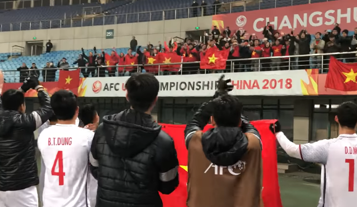 U23 Việt Nam cùng NHM hát mừng vào tứ kết U23 châu Á 2018