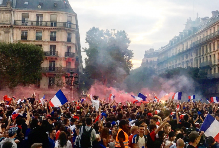 VIDEO: Dân Paris mở hội ăn mừng tấm vé chung kết World Cup 2018