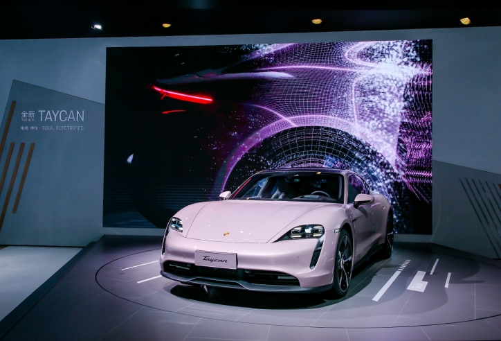 Porsche Taycan màu 'hường' nổi bật tại triển lãm xe Thành Đô