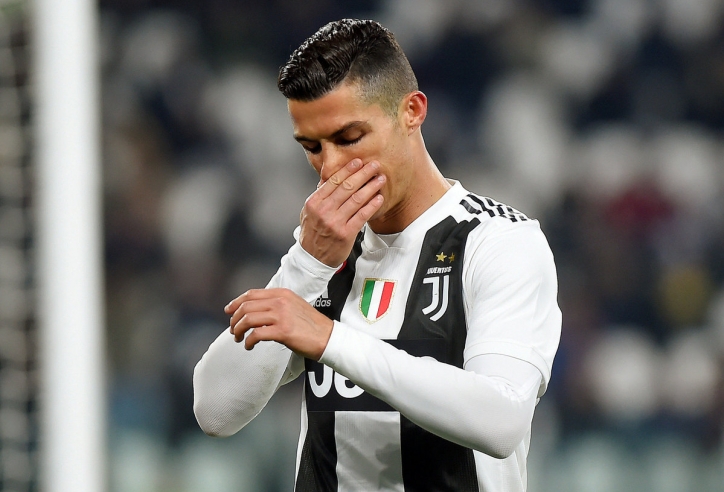 VIDEO: Ronaldo làm rơi cúp vào mặt con trai trong lễ ăn mừng