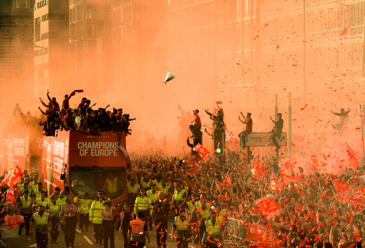 Chùm ảnh: Thành phố Liverpool nhuộm đỏ trong lễ rước cúp của những người hùng