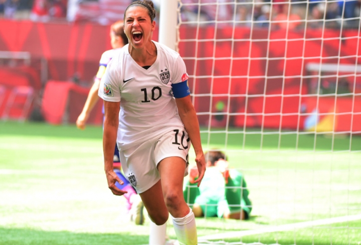 VIDEO: Siêu phẩm từ giữa sân của nhạc trưởng tuyển Mỹ - World Cup Women