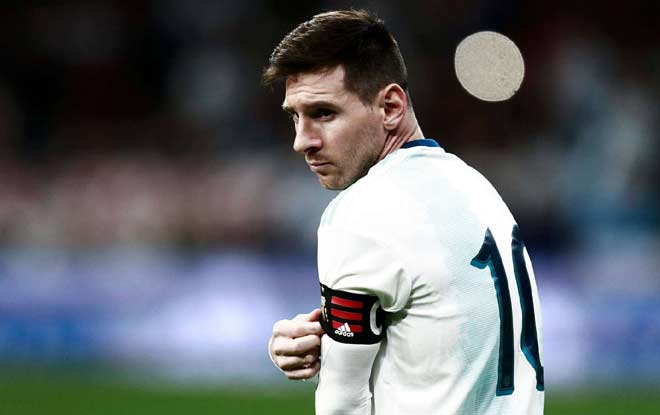 VIDEO: Messi sút trượt khó tin trước khung thành bỏ trống 