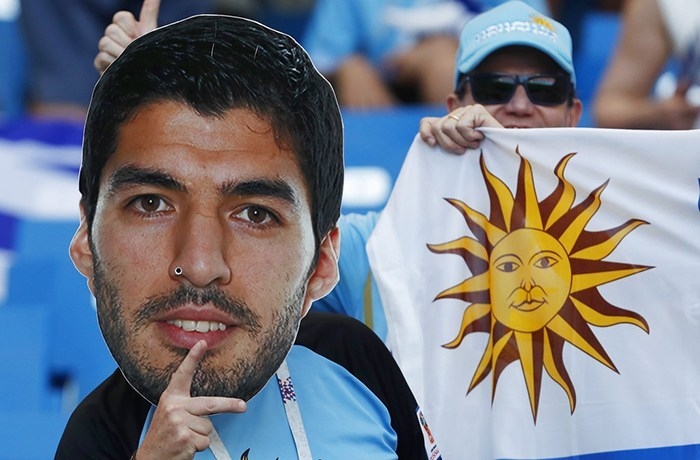 VIDEO: Té ngửa với tình huống đòi penalty ngớ ngẩn của Suarez