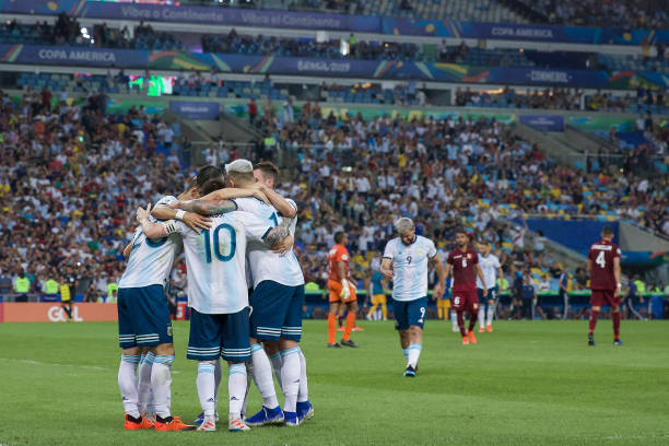 Thắng dễ Venezuela, Argentina hẹn Brazil tại bán kết