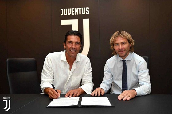 Vừa trở lại Juventus, Buffon đã khiến đàn em nể phục vì hành động đẹp 