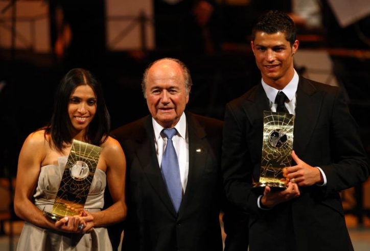 Cựu chủ tịch FIFA phải xin lỗi Ronaldo vì khen Messi giỏi hơn