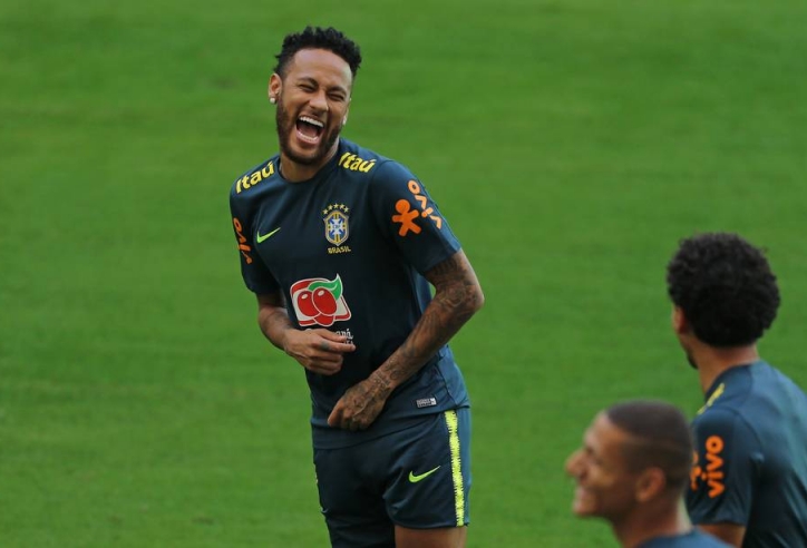 Neymar đã sớm quên nỗi buồn sau kì chuyển nhượng? 