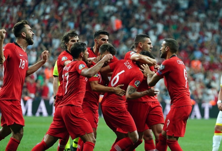 Hậu vệ cứu bóng không tưởng sau pha bẫy việt vị thảm họa nhất VL EURO 2020 