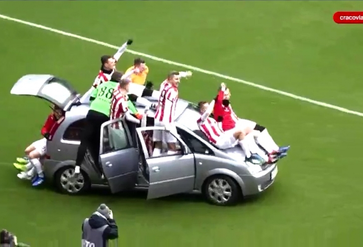 VIDEO: Đội bóng lái xe ô tô vào giữa sân để ăn mừng bàn thắng