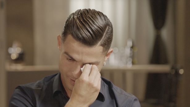 Ronaldo khóc nức nở trên truyền hình vì người cha quá cố 