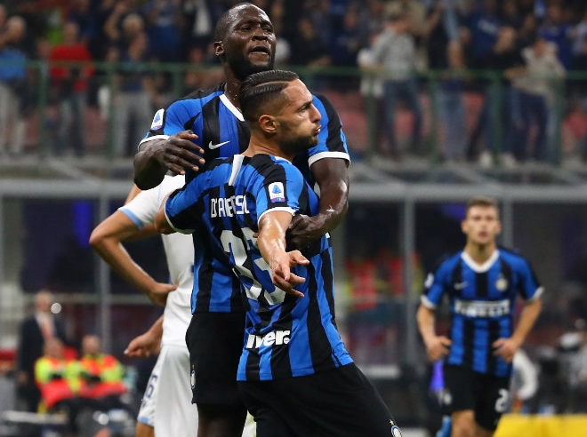 Inter nhọc nhằn chiếm ngôi đầu trong ngày hàng công im tiếng