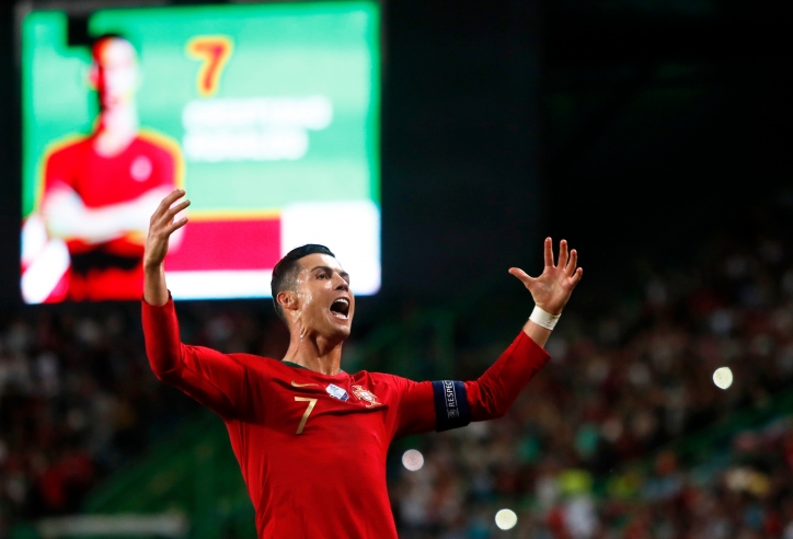 Ronaldo lại gây tranh cãi trong ngày ghi bàn thắng kỉ lục 