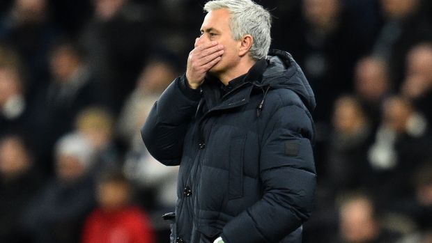Mourinho phản ứng bất ngờ khi chứng kiến De Gea sai lầm