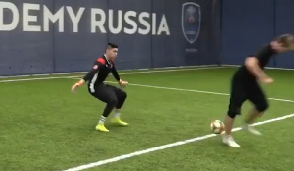 VIDEO: Lốp bóng siêu đẳng bằng gót chân biến thủ môn thành gã hề 
