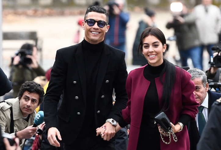VIDEO: Ronaldo nhận siêu xe nhân ngày sinh nhật