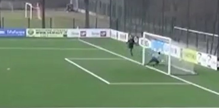 VIDEO: Sút bóng từ giữa sân khiến thủ môn bay luôn vào lưới