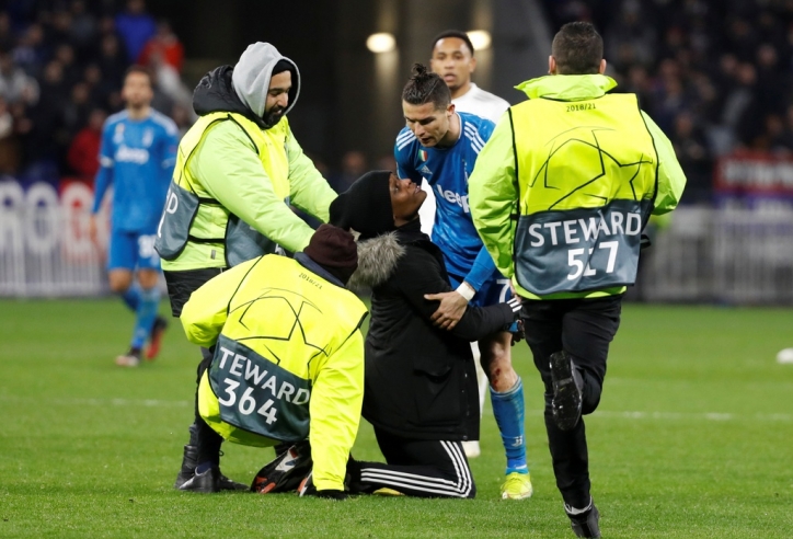 Ronaldo 'hành xử phũ phàng' với CĐV trong trận thua Lyon