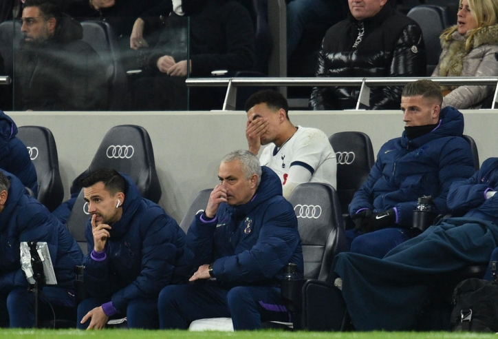 Mourinho lại 'đặc biệt' với màn xem đá penalty không giống ai