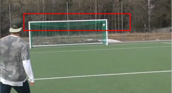 VIDEO: Cú sút đập 2 xà 1 cột cực 'dị' trước khi đi vào lưới