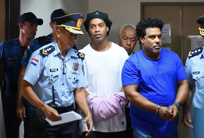 Ronaldinho gây ra sự tranh chấp trong nhà tù