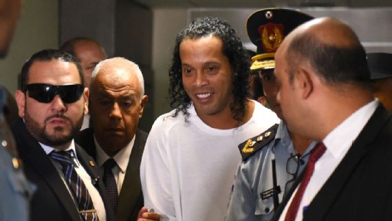 Vụ Ronaldinho ngồi tù nghiêm trọng hơn rất nhiều