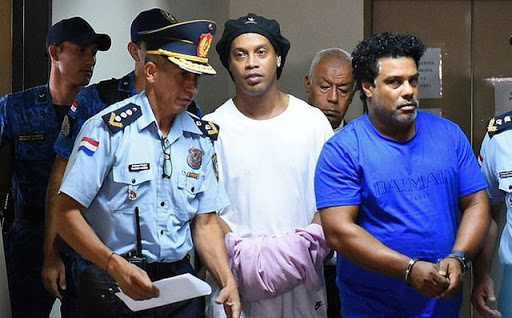 Ronaldinho nhận đãi ngộ khó tin trong nhà tù