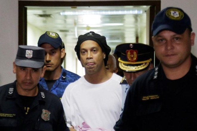 Cựu tuyển thủ Brazil: 'Ronaldinho đã lựa chọn ngu ngốc'