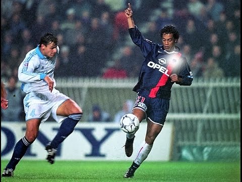 VIDEO: Bàn thắng cổ điển của Ronaldinho trong màu áo Paris 
