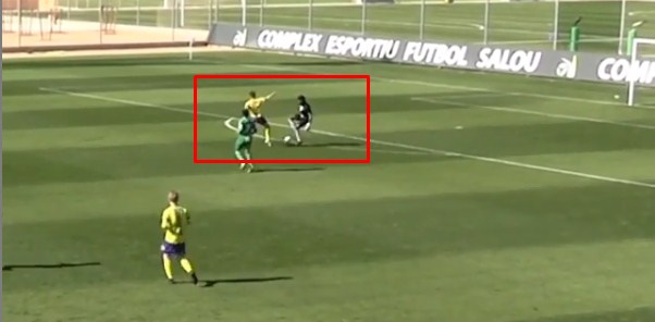 VIDEO: Bị đồng đội làm khó, thủ môn biến đối thủ thành gã hề