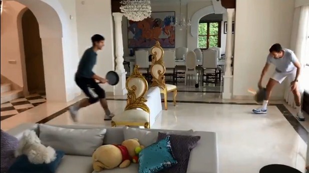 VIDEO: Ở nhà 'cách ly', Djokovic lấy đồ làm bếp tập tennis