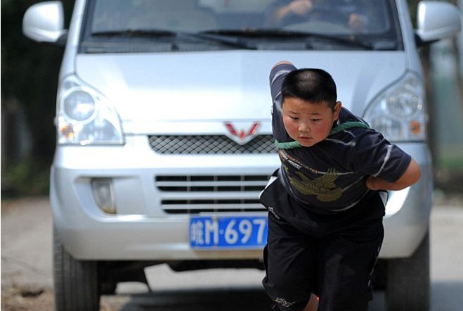 Thần đồng lực sĩ Trung Quốc, 7 tuổi kéo xe tải gần 2 tấn