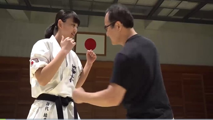 VIDEO: Hotgirl karate Nhật khoe cơ bụng cứng như thép, cú đá tựa Lý Tiểu Long