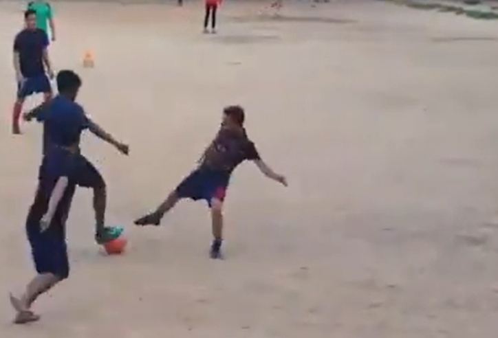 VIDEO: Hơn 18 vạn lượt xem cậu bé ấn độ xỏ háng cả sân bóng