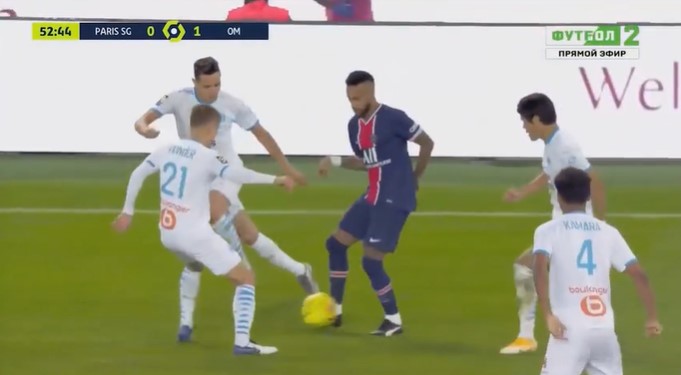 VIDEO: Neymar thiện nghệ xỏ háng đối thủ trước khi lĩnh thẻ đỏ