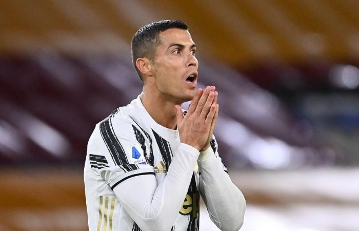 Ronaldo gây tranh cãi khi bay về Ý sau 3 ngày phát hiện COVID-19