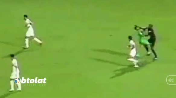 VIDEO: Đòi phạt đền, cầu thủ bị trọng tài 'đánh gục' trên sân