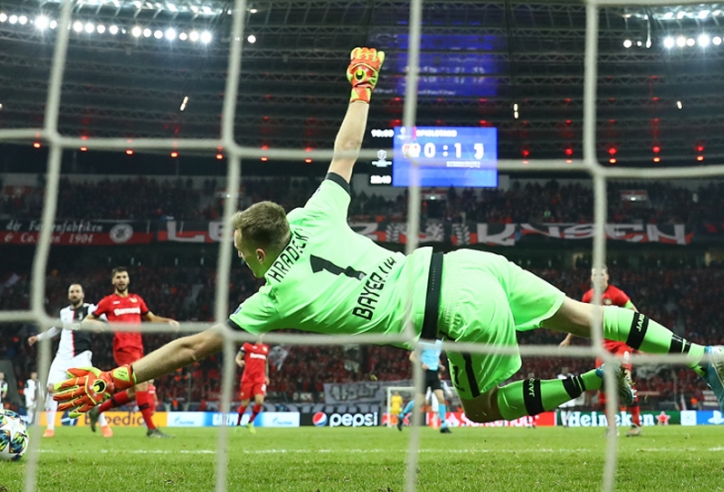 VIDEO: Pha phản lưới như đùa của thủ thành Bundesliga