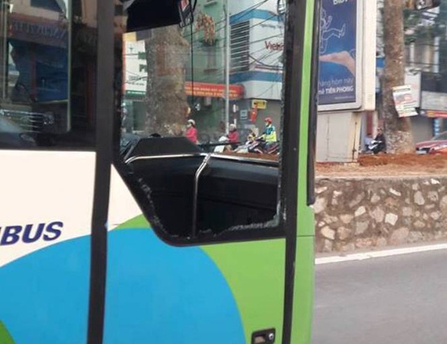 Nóng: Xe con tạt đầu xe buýt nhanh BRT gây vỡ tan cửa rồi bỏ trốn