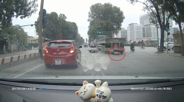 Clip kinh hoàng tại Hà Nội: Cô gái thoát chết thần kỳ sau khi bị xe container cuốn trôi vào gầm xe
