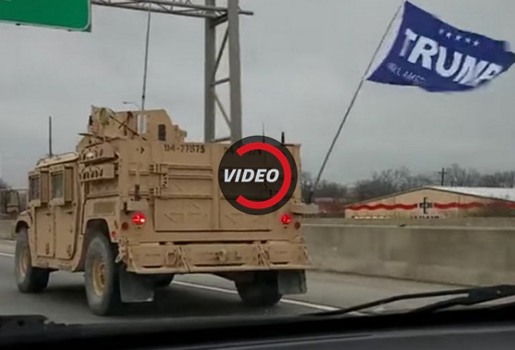 Mỹ: Đoàn xe quân sự bí ẩn treo cờ Trump nghênh ngang phóng trên đường