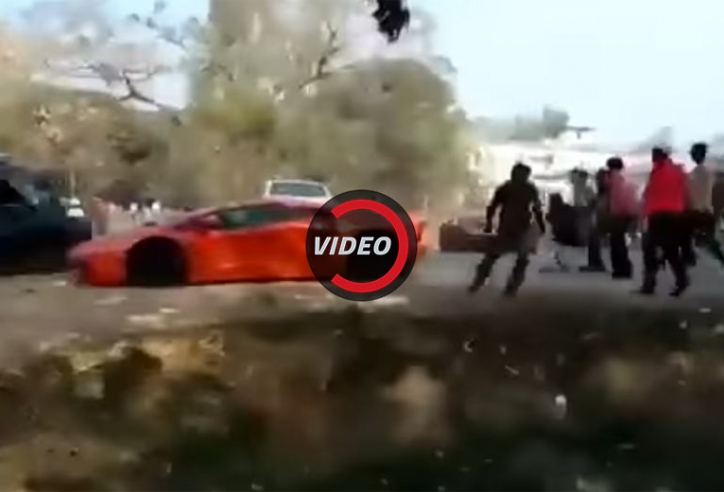 Dân chúng cầm gạch đá ném siêu xe Lamboghini, Ferrari