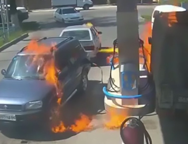 Video: Bật lửa soi xăng và hậu quả kinh hoàng