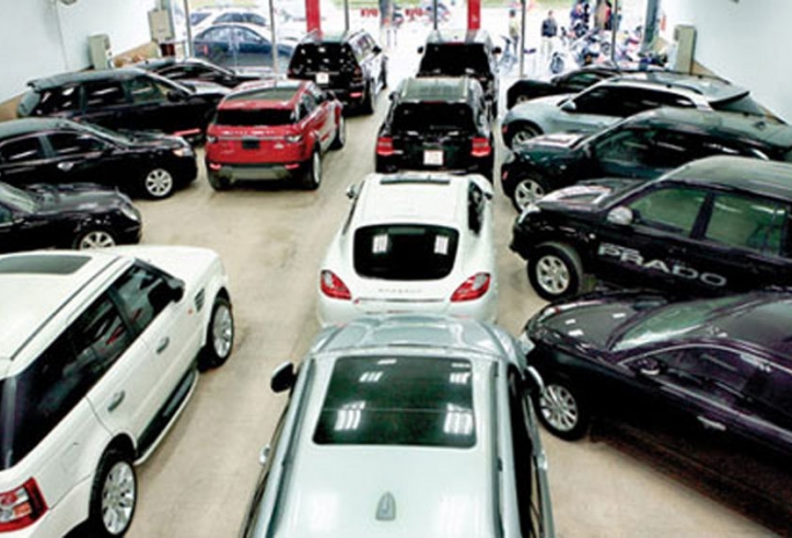 Mua ô tô ra khỏi showroom mất trăm triệu, khách phát hoảng