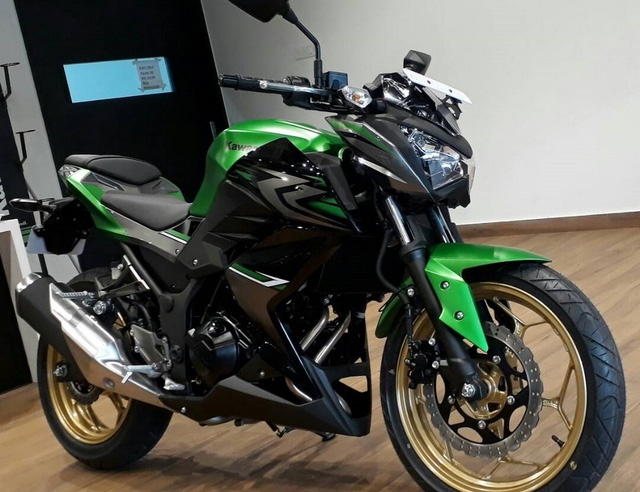 Naked bike giá rẻ Kawasaki Z250 2017 xuất hiện tại đại lý
