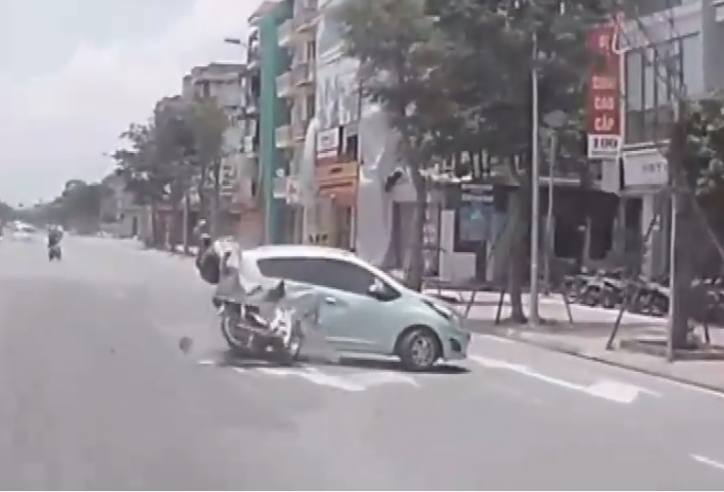 Video: Chạy xe 1 tay, dùng điện thoại bị đâm đầu vào ô tô