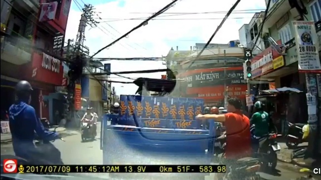 Xe máy ăn trộm bia ngay giữa đường phố Sài Gòn