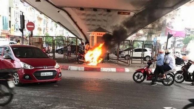 Hà Nội: Đốt xe vì bị CSGT yêu cầu dừng kiểm tra lỗi vi phạm